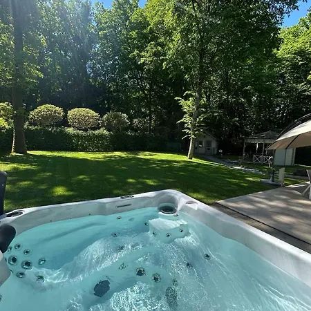 Le Colibri Jacuzzi Chalet *