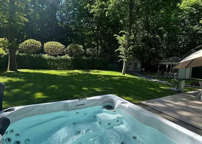 Le Colibri Jacuzzi Шале *